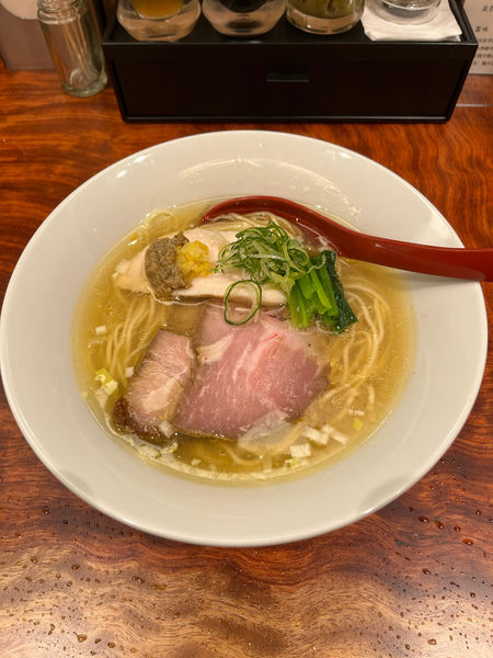 「鶏と魚貝のそば・塩 880円」@三馬路 東京店の写真
