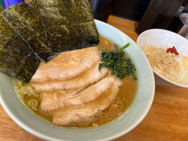 「ラーメン¥650 チャーシュー¥200 半ライス¥50」@新岡商店の写真