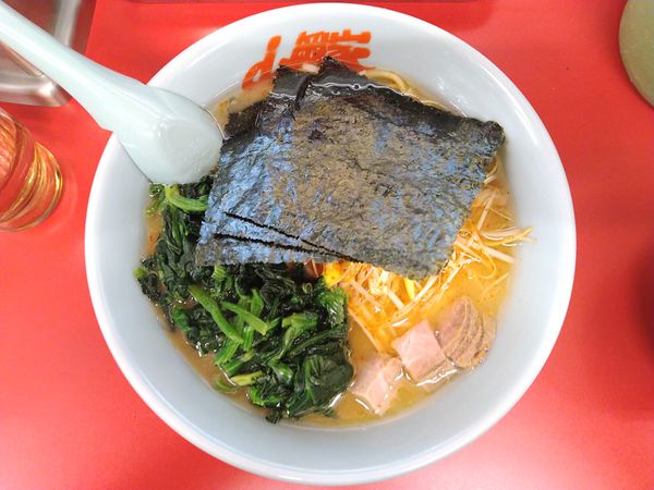 「醤油ピリ辛ネギラーメン（硬め、薄め、多め）＋ほうれん草」@山岡家 前橋野中店の写真