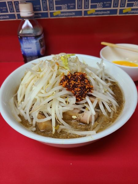 「小豚ラーメン　生たまご　ラー油」@ラーメン二郎 千住大橋駅前店の写真