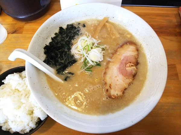 「白味噌らーめん＋背脂増し　800＋50円」@麺屋 たか虎の写真