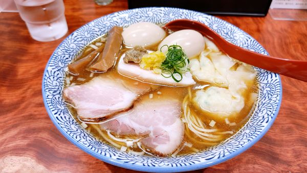 「特製醤油そば・麺大盛り・煮玉子 ￥１４２０」@三馬路 東京店の写真