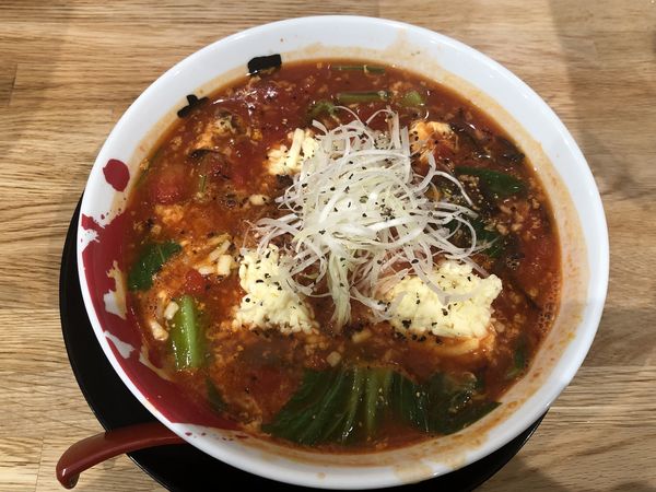 「チーズトマト酸辣湯麺　￥９３０」@ラーメンまこと屋 大府共和店の写真