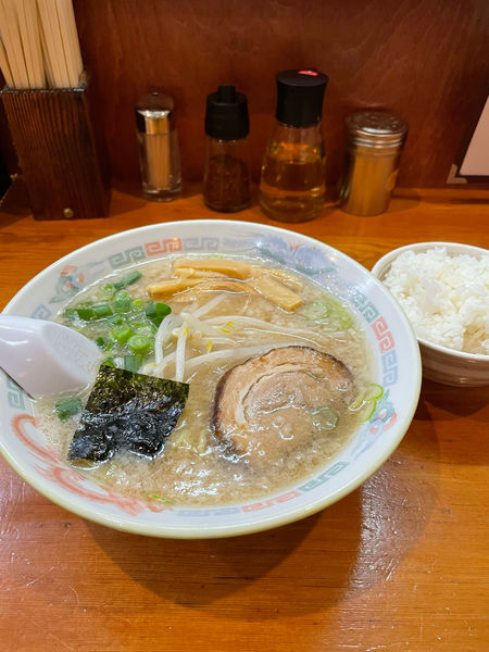 「ラーメン　半ライス」@中華そば専門店 木八 三島店の写真