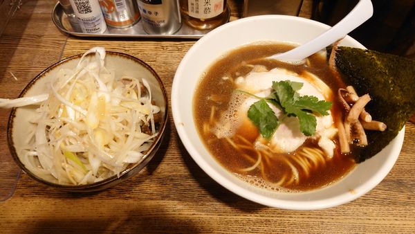 「烏賊干し鶏白湯醤油そば 900円 + チャーシュー飯300円」@新橋 纏の写真