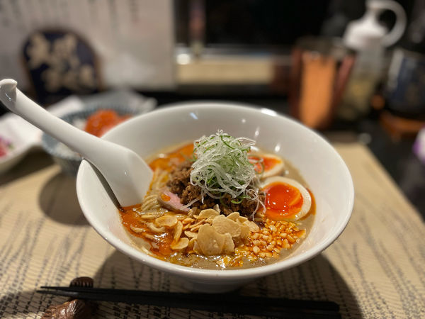 「【限定】花椒香る煮干し坦々麺（味玉入り）¥1000」@酒肴場 屯の写真