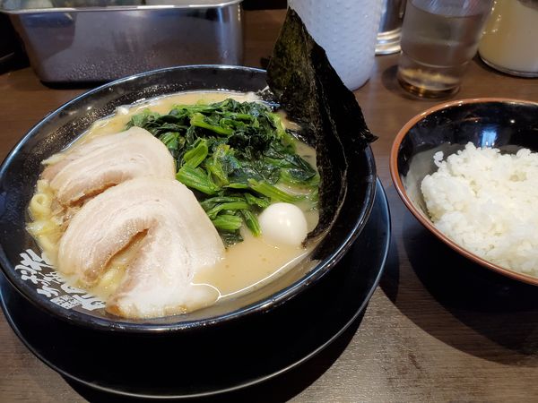 「ラーメン+チャーシュー2枚+ほうれん草」@町田商店 入間店の写真