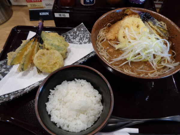 「3種天盛りカレーそば 990円、クーポン 野菜天」@十割そば会 福島西口本店の写真