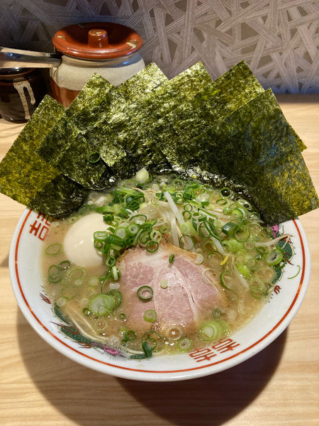 「ラーメン白+味玉+海苔+替え玉」@水田商店の写真