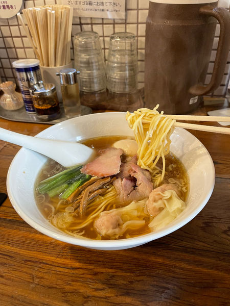 「醤油ワンタン 3個 900円＋味付玉玉子 100円」@らーめん穀雨の写真