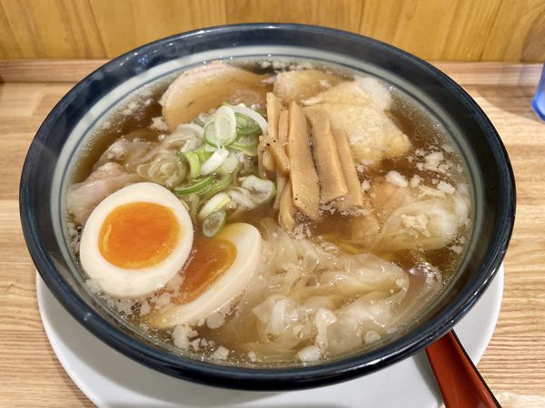 「ワンタンメン 煮玉子入 こってり」@ワンタンメンの満月 三鷹店の写真