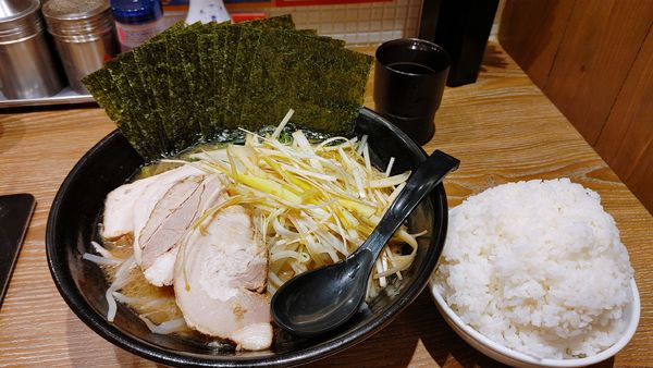 「スペシャルラーメン(ネギ)大盛・海苔(もやし)￥１５２０」@横浜家系ラーメン 銀家 川崎銀柳街店の写真