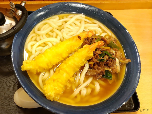 「えび天うどん(大盛り+肉)」@牧のうどん 博多バスターミナル店の写真