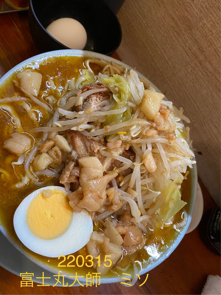 「味噌ラーメン少なめ＋サービス生玉子1150」@ラーメン富士丸 西新井大師店の写真