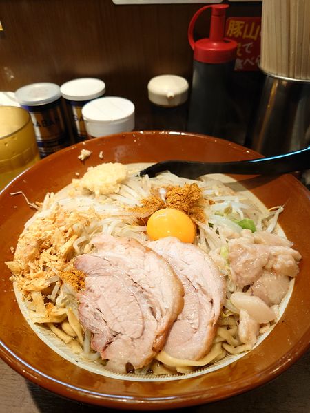 「大麺マシ汁なし　ニンニク　油　アレ」@豚山 大森店の写真