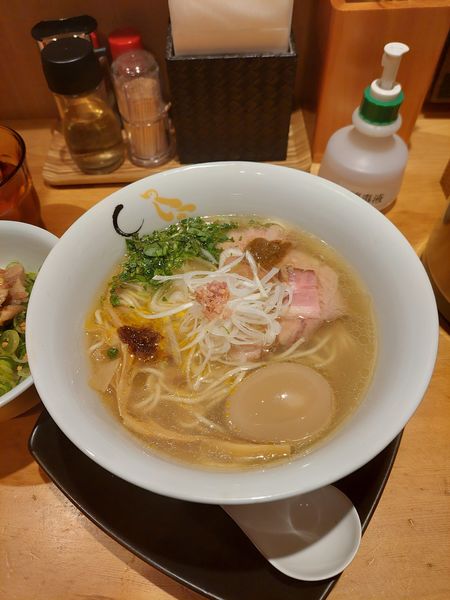 「真鯛と蛤の塩そば味玉入り＋肉めし１３５０円」@SOBAHOUSE 金色不如帰 新宿御苑本店の写真