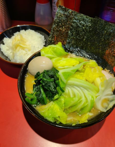 「チャーシューメン(並)+味玉+キャベツ+ライス」@横浜ラーメン 真砂家の写真