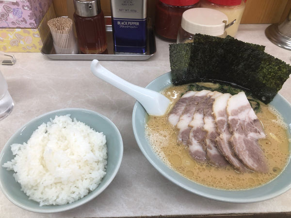 「チャーシュー麺硬め濃いめ、ライス」@ラーメン寺田家 戸塚店の写真