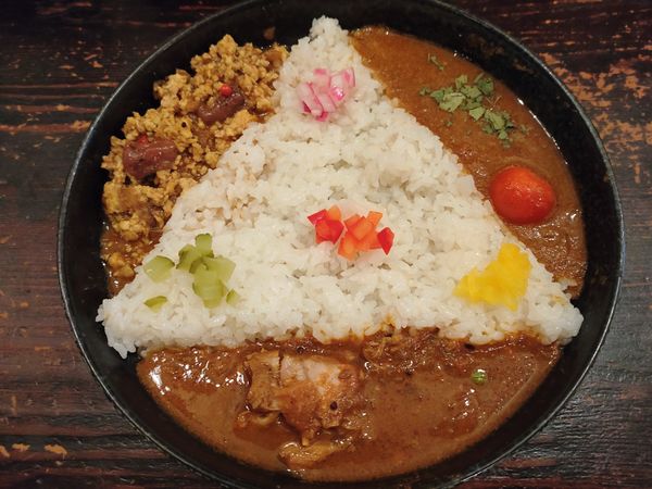 「３ プレーンカリー３種盛り　１５００円」@CURRY BAR シューベルの写真