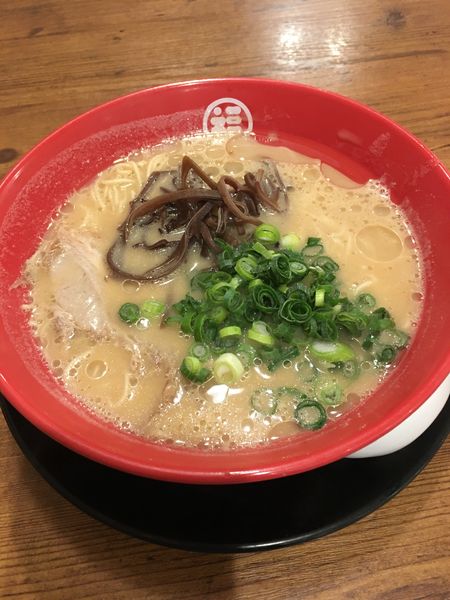 「豚骨ラーメン」@豚骨拉麺 酒場 福の軒 関内ベイスターズ通り店の写真