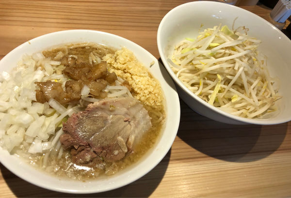 「醤油らーめん(ニンニク多め)＋玉ねぎ」@らぁ麺 玉椿の写真