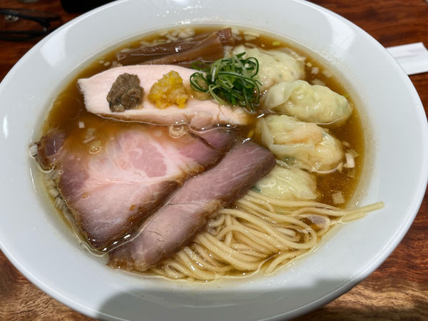 「ワンタン醤油そば1100円」@三馬路 東京店の写真