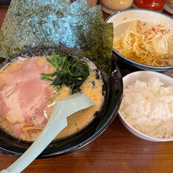 醤油ラーメン＋ネギ、のり。サービスライス