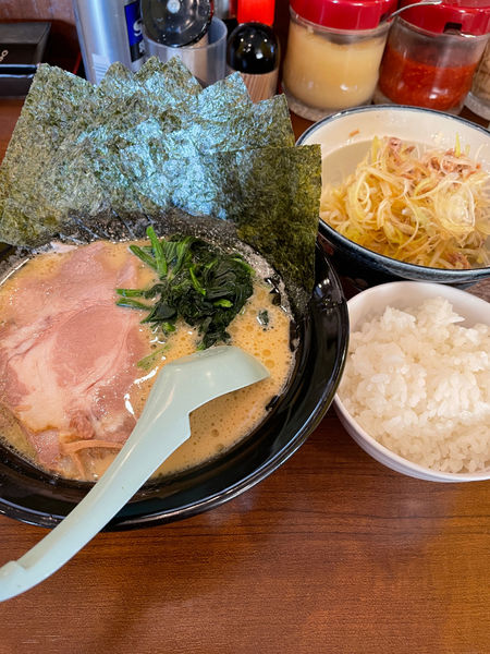 「醤油ラーメン＋ネギ、のり。サービスライス」@横浜家系ラーメン 誠家 三郷店の写真