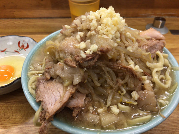 「ラーメン(ヤサイチョイマシ、ニンニク、アブラ)+生玉子 900円」@ラーメン そらの写真