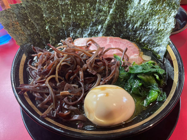 「ラーメン＋きくらげ＋のり」@家系ラーメン とらきち家の写真