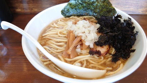 「背脂煮干ラーメン　カタメ＋バラのり　¥850」@八王子 響の写真