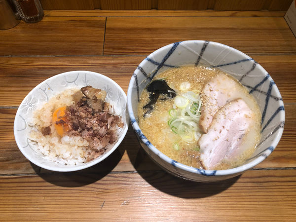 「塩ラーメン/玉子かけご飯」@らーめん風来居 神田秋葉原店の写真