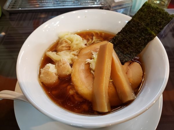 「醤油肉ワンタンメン（太麺、バラ」@麺屋 うめはら あずま店の写真