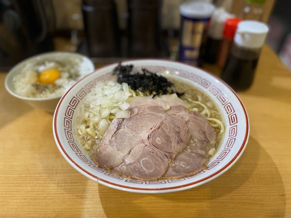 「背脂煮干中華そば（醤油）¥850、たまごかけごはん¥150」@背脂煮干し中華そば 和市 新橋本店の写真