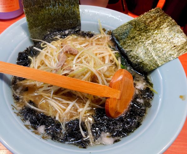 「黒バラ海苔ネギラーメン1000円」@ラーメンショップ椿 春日部南桜井店の写真