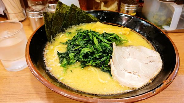 「ほうれん草ラーメン大・大盛（硬め）￥１０７０」@横浜家系ラーメン まくり家 川崎店の写真