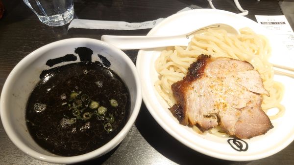 「つけ麺　黒　中盛」@麺屋武蔵 武骨相傳の写真