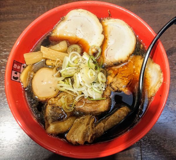 「富山ブラック　肉盛りそば」@豚系 麺家いろは 秋葉原店の写真