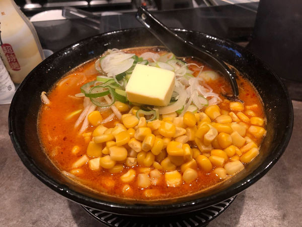 「旨辛味噌らーめん中辛＋バターコーン」@札幌味噌ラーメン葵葉 荏原中延店の写真
