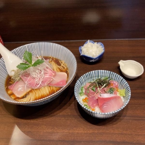 「桜ブリそば＋海鮮丼＋たまねぎ」@寿製麺 よしかわ 西台駅前店の写真