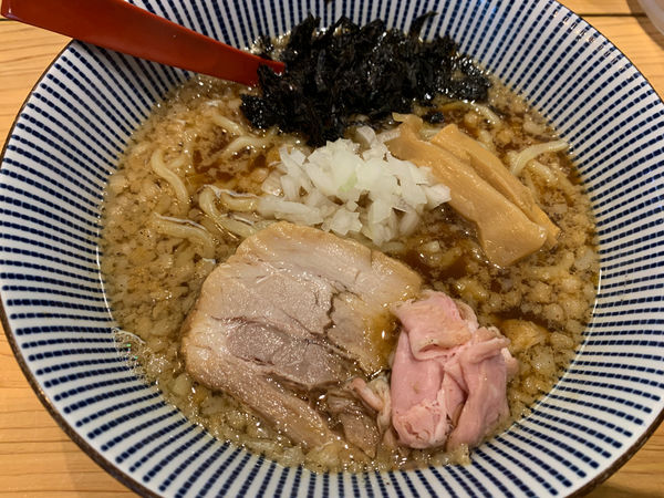 「背脂醤油らー麺」@焼きあご塩らー麺  たかはし 歌舞伎町店の写真