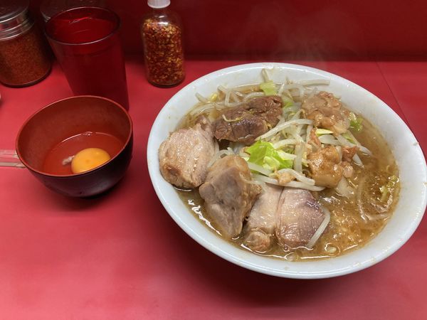 「豚入りラーメン＋生卵」@ラーメン二郎 環七一之江店の写真