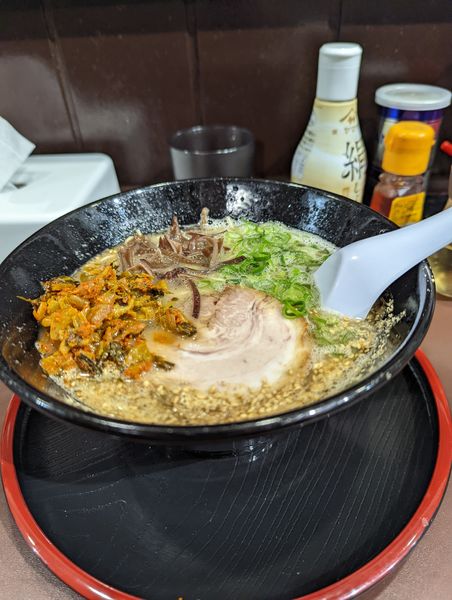 「博多ラーメン(650)+激辛高菜(100)+替玉(100)」@博多らーめん 丸福の写真