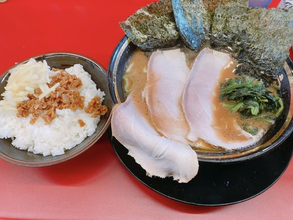 「チャーシュー麺＋ライス」@家系ラーメン王道家直伝 との丸家 松飛台店の写真
