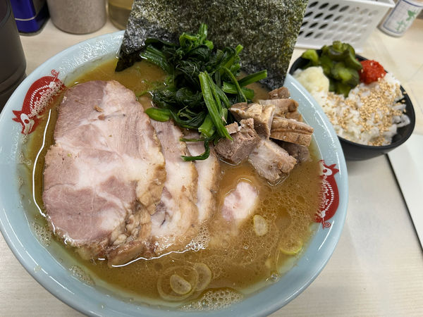 「ラーメン並盛¥740+チャーシュー¥240（半ライス無料）」@横浜ラーメン 町田家 町田本店の写真