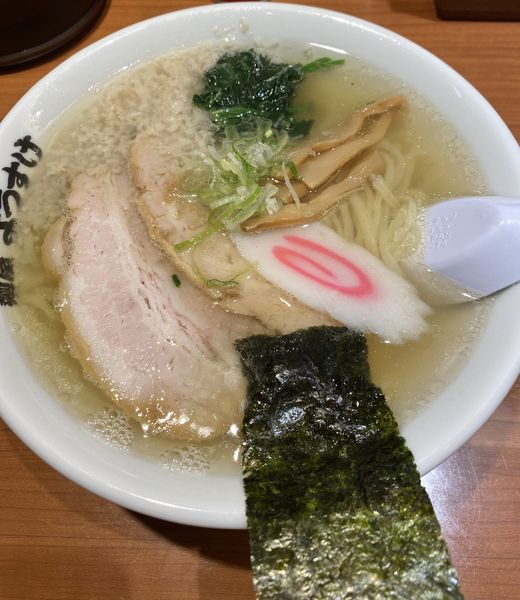 「塩ラーメン（背脂入り）　９３０円」@麺屋 ようすけ 東京ラーメンストリート店の写真