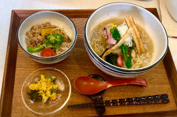 「桜の塩ワンタン麺 & そぼろとなめ茸のごはん」@中華そば 麦右衛門の写真