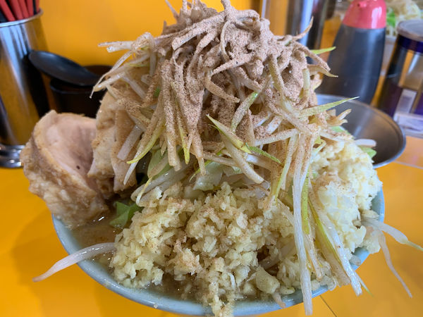 「小ブタ　ニンニクマシマシヤサイアブラ　生姜　ねぎ　和風BB 生卵」@ラーメン二郎 八王子野猿街道店2の写真