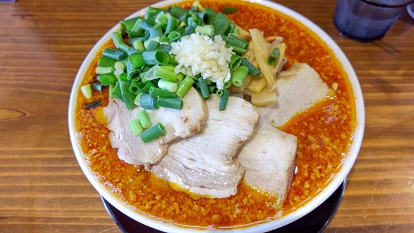 「辛にんにく背脂チャーシュウ麺+青ネギ」@スタミナススムの写真