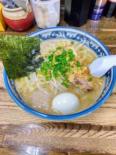 「塩らーめん大盛＋半熟たまご」@らあめん 葫の写真
